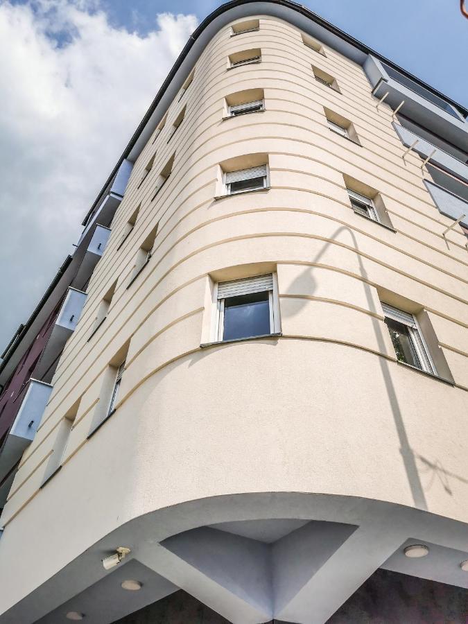 Cozy Corner Apartments - Free Parking & Wi-Fi ชูปริยา ภายนอก รูปภาพ