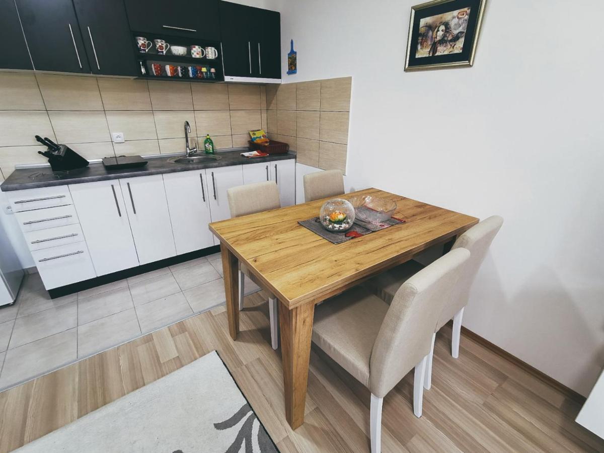 Cozy Corner Apartments - Free Parking & Wi-Fi ชูปริยา ภายนอก รูปภาพ